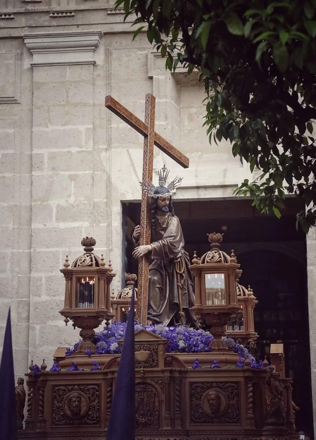 Cristo de la Corona en su paso procesional durante la Semana Santa de Sevilla