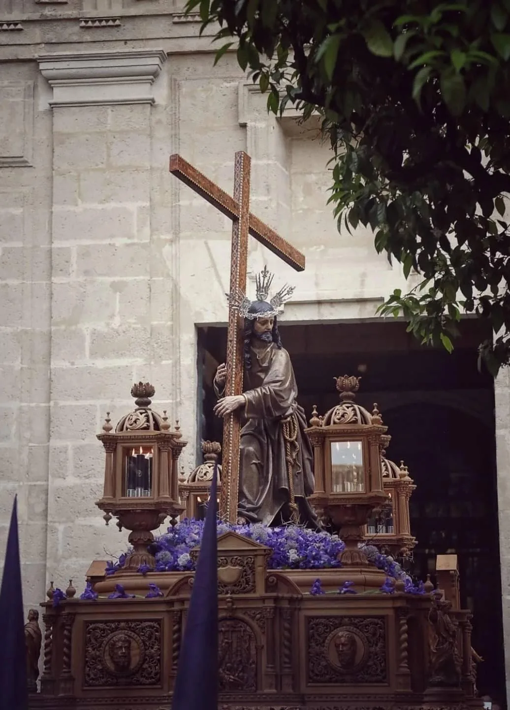 Cristo de la Corona en su paso procesional durante la Semana Santa de Sevilla