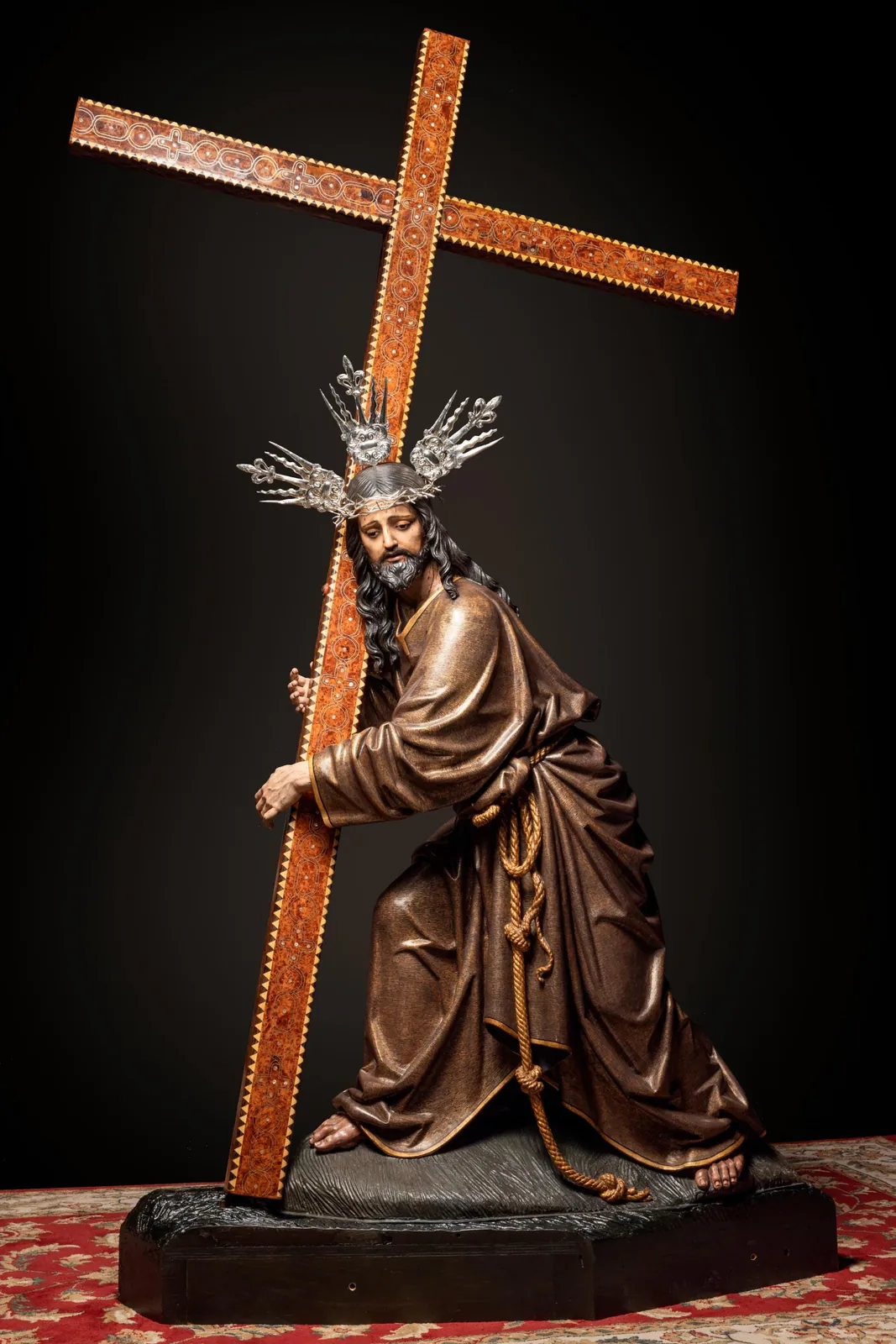 Detalle de la corona de espinas del Cristo titular de la Hermandad