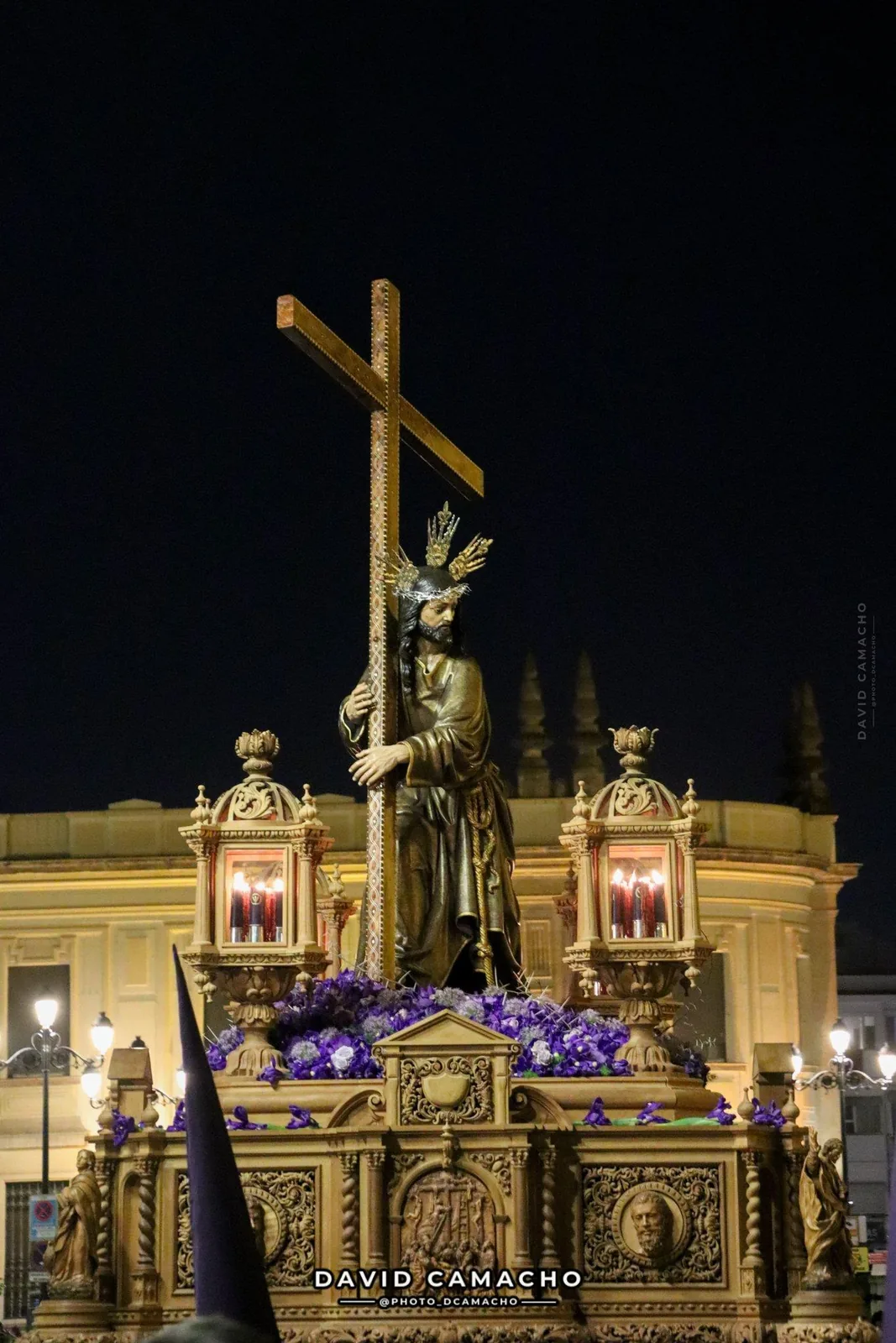 Paso del Santísimo Cristo de la Corona en las calles de Sevilla