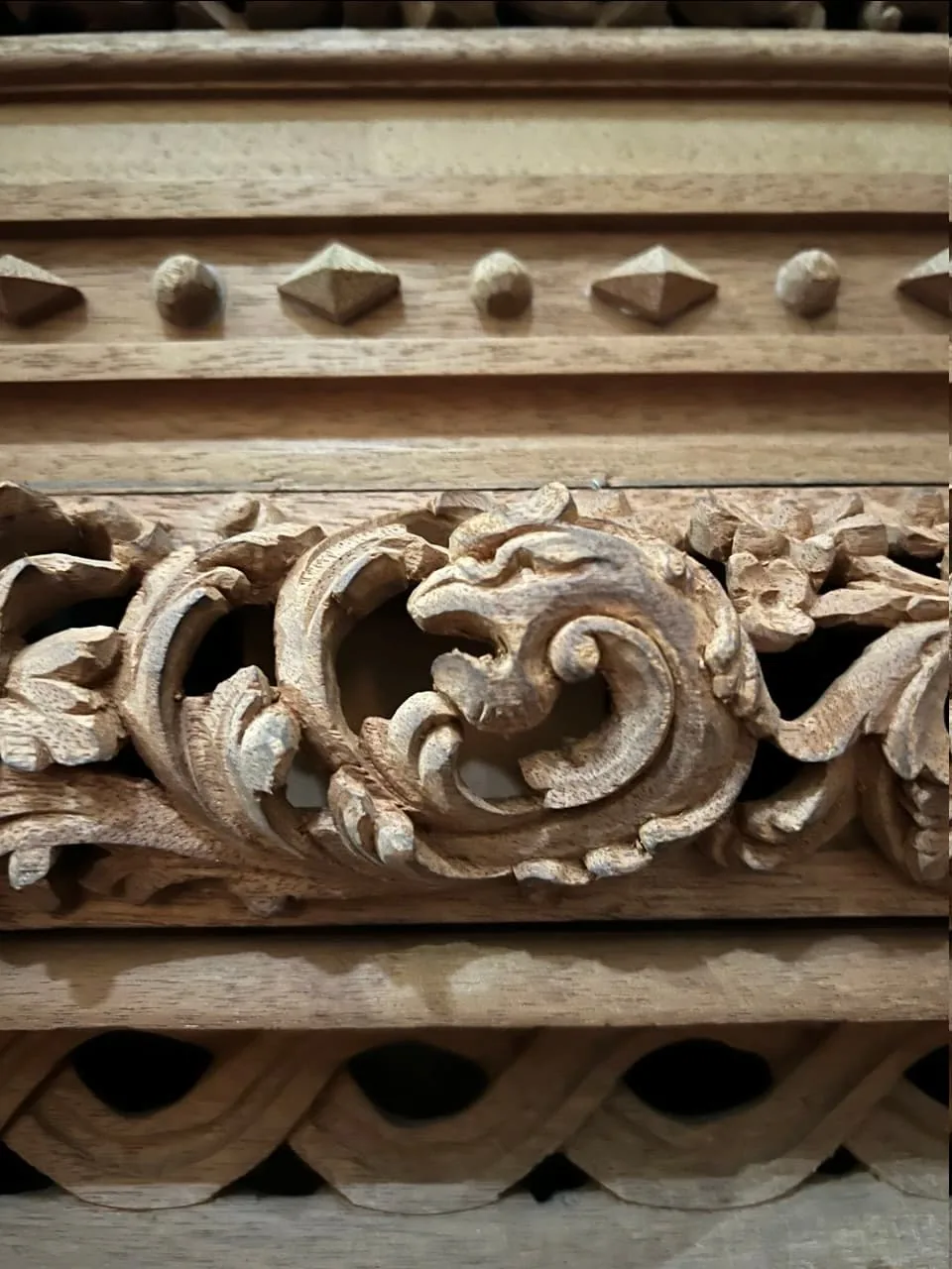Detalle de la canastilla tallada en caoba del paso procesional del Cristo de la Corona