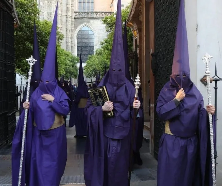 Enseres procesionales de la Hermandad: dalmáticas y ciriales