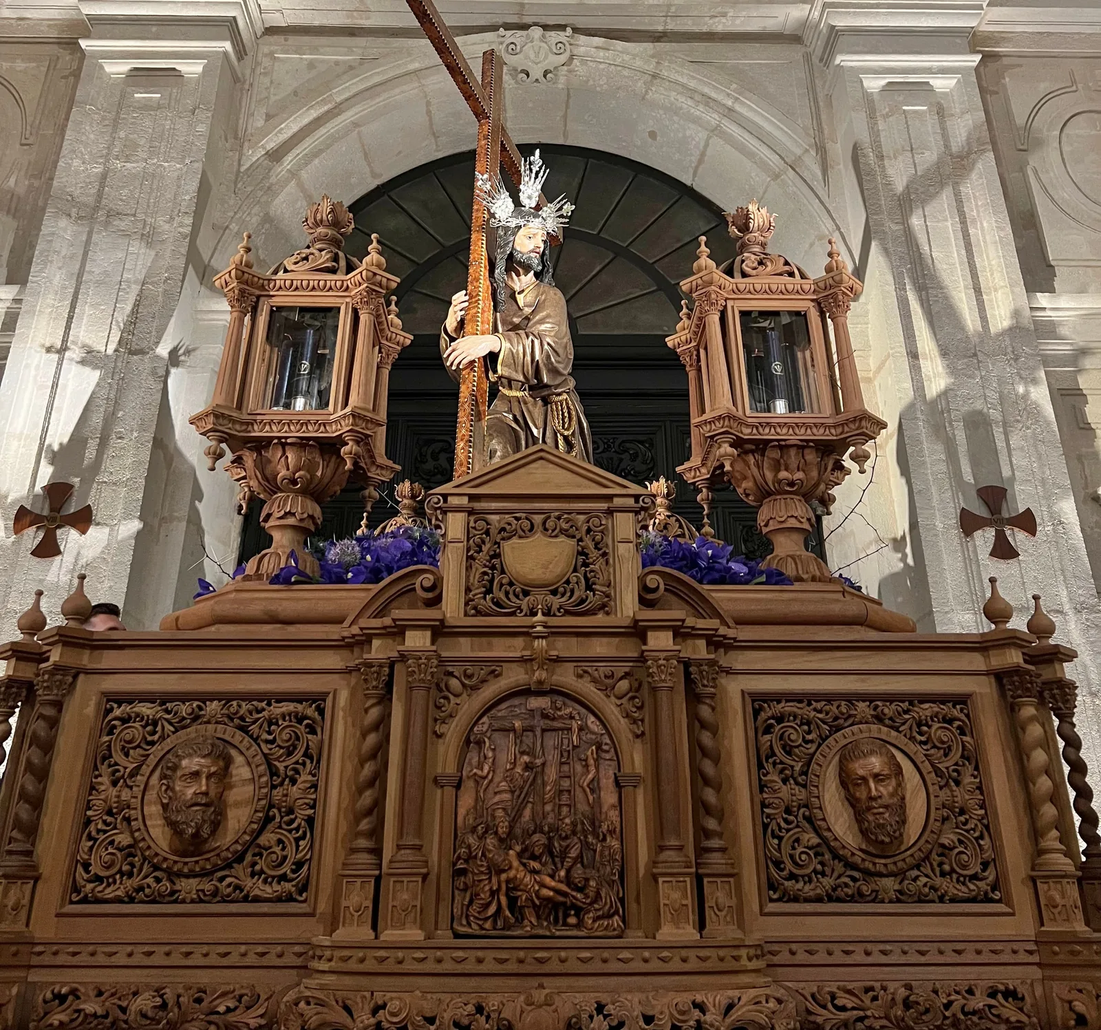 Enseres de orfebrería y bordados de la Hermandad del Cristo de la Corona