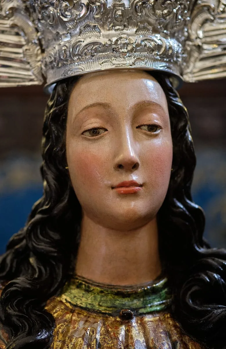 Nuestra Señora del Rosario en su paso de palio durante la Semana Santa de Sevilla