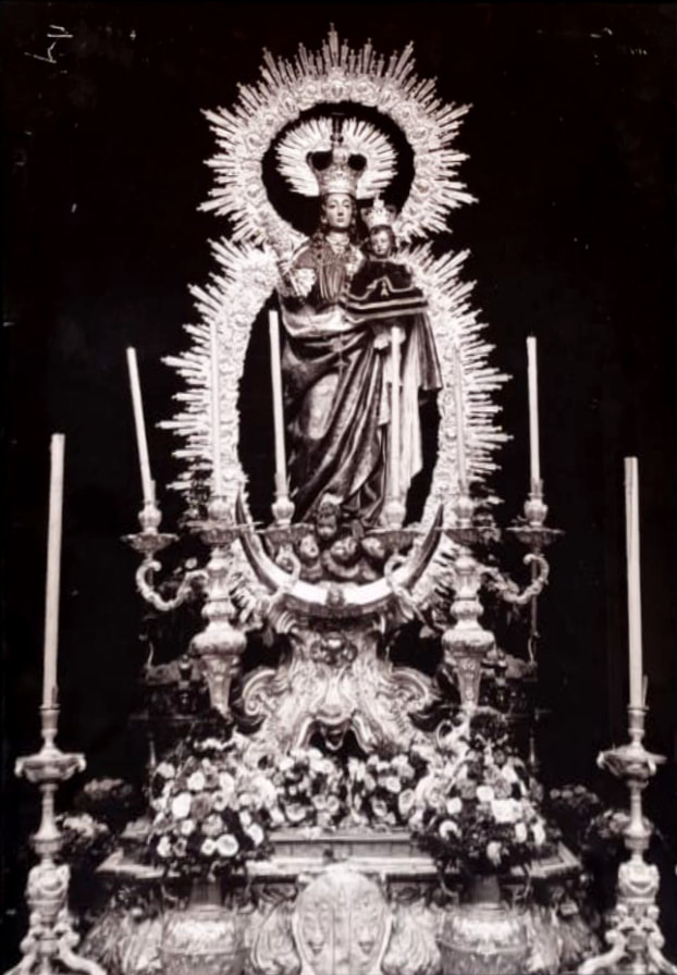 Paso de palio de Nuestra Señora del Rosario en las calles de Sevilla