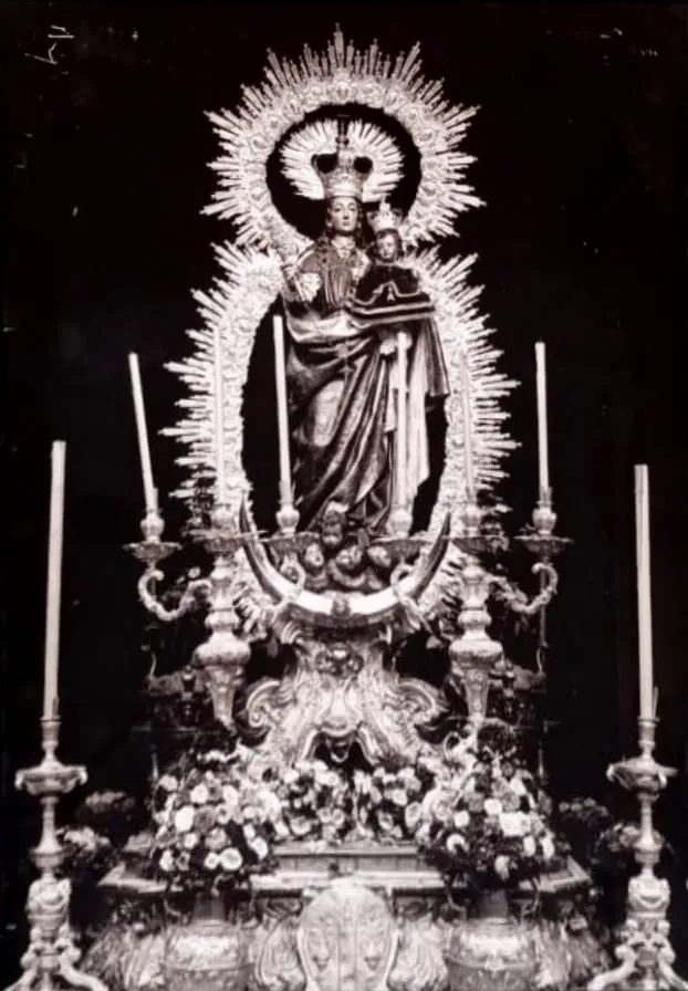 Paso de palio de Nuestra Señora del Rosario en las calles de Sevilla