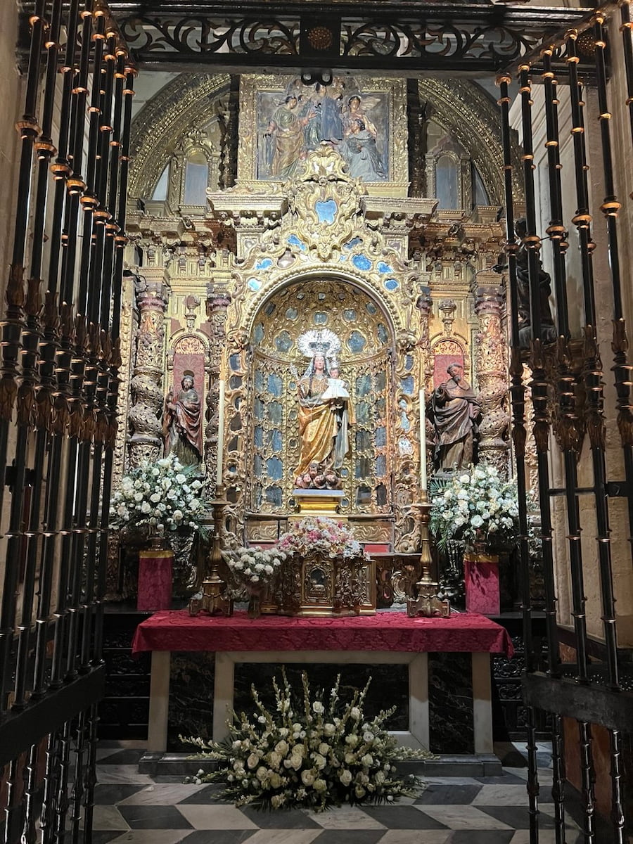 Nuestra Señora del Rosario en procesión por las calles de Sevilla